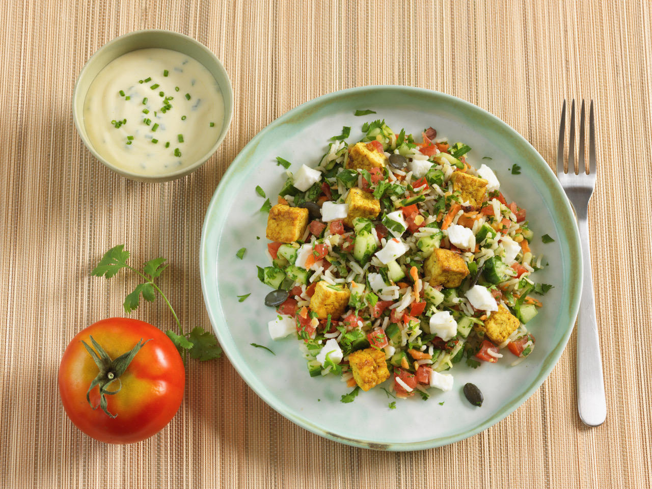 Salade méli-mélo : riz aux lentilles et noisettes, tofu et légumes de saison