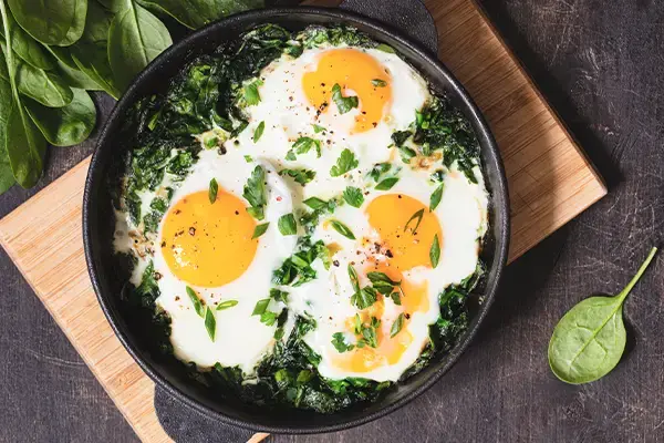 Œufs cocottes aux épinards, graines de sésame